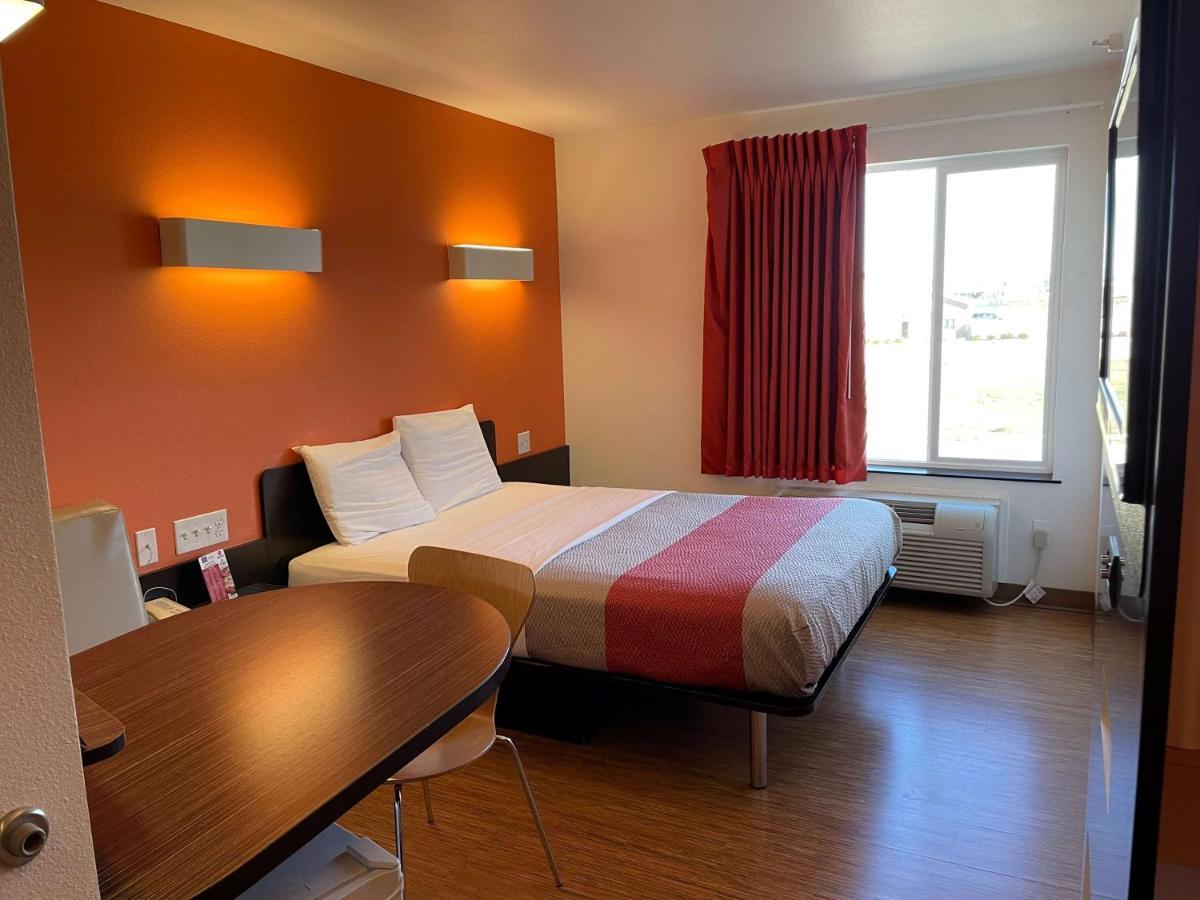 Baymont By Wyndham Williston Hotell Exteriör bild