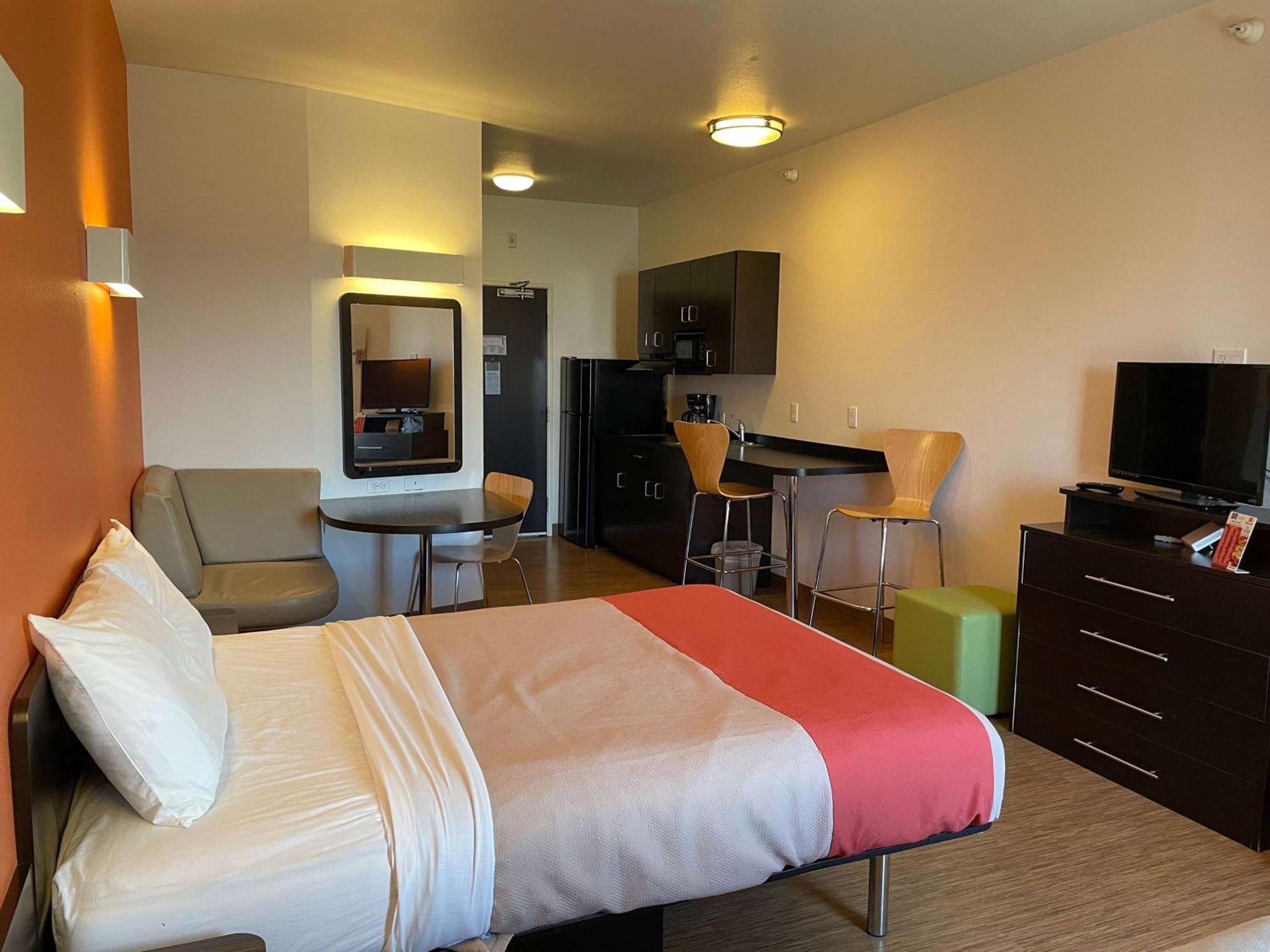 Baymont By Wyndham Williston Hotell Exteriör bild